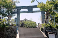 金峯山寺銅の鳥居(きんぷせんじ かねのとりい)