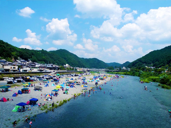 大勢の来客で賑わうリバーフィールドよしのの遠景写真