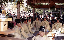 舞殿にて和楽器を演奏する神官の方たちの写真