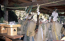 舞殿で御幣を振りながら祈祷をする二人の神官の写真