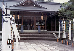 白いのぼりが立ち並ぶ吉野神宮本殿正面の写真