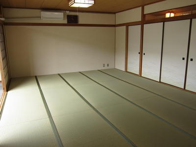 畳敷きの広い和室の写真
