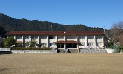 平成22年4月29日に生まれ変わった、吉野宮滝野外学校の外観写真