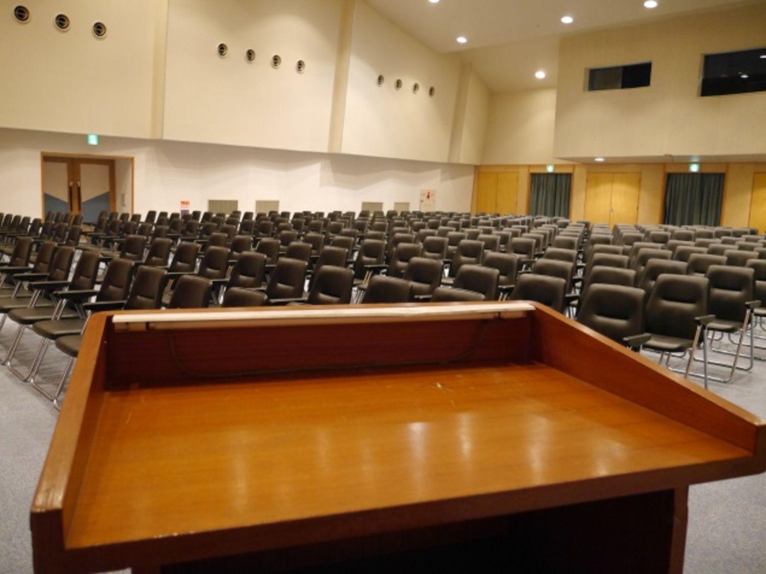 舞台袖口付近の演台から撮影された観客の写真