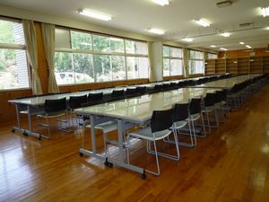 パーティションで間仕切り可能なエアコン完備の食堂兼多目的ホールの写真