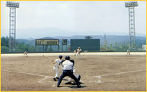 野球の試合中に撮られた陸上競技場の広さがわかる写真