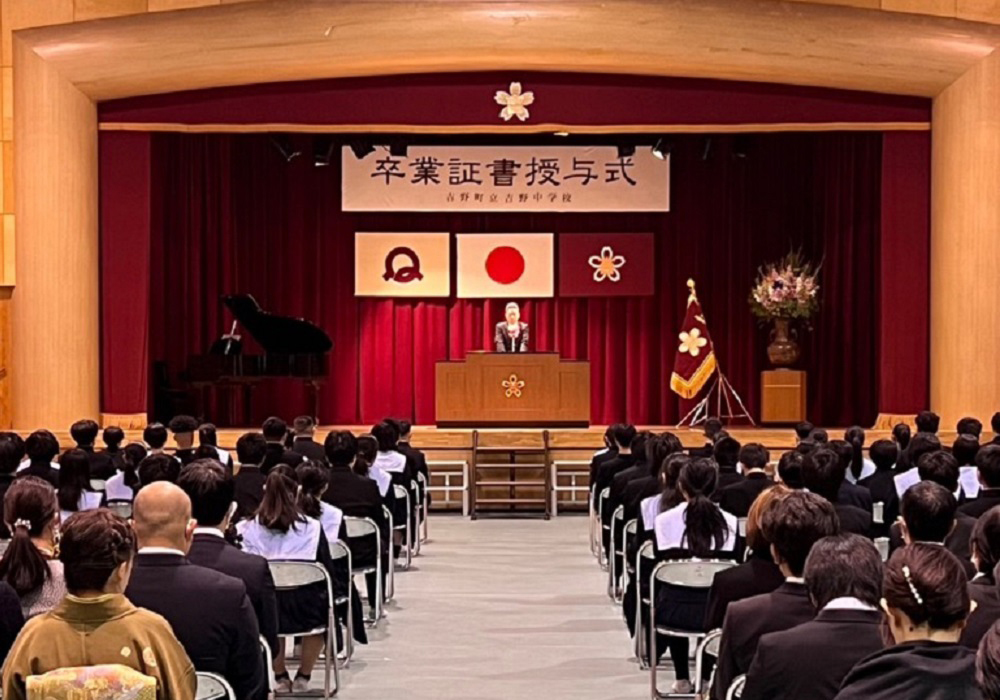 3月14日に行われた吉野中学校卒業証書授与式。卒業生や父兄の前で中井町長が登壇して挨拶している様子。