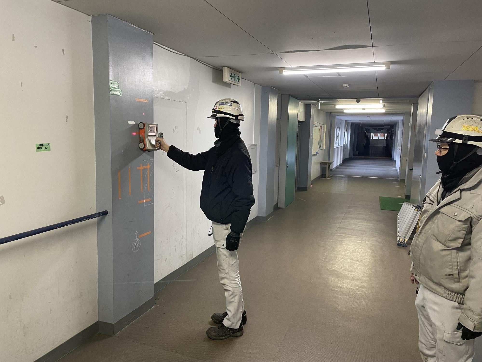 作業員2名によるレーダーによる配筋調査画像