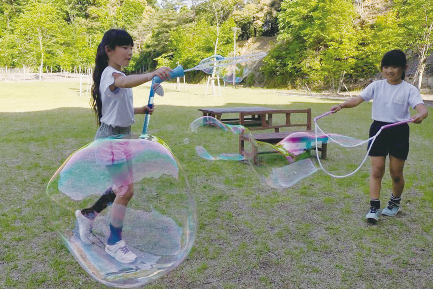 シャボン玉で遊んでいる本田さんのお子さん2名。