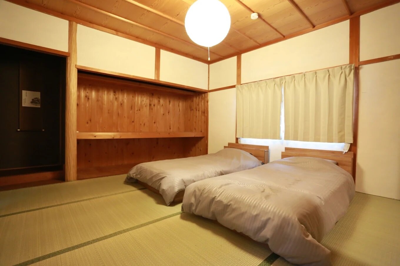 KICHIの寝室。畳の上に低めのシングルベッドが2つ並んでいる。