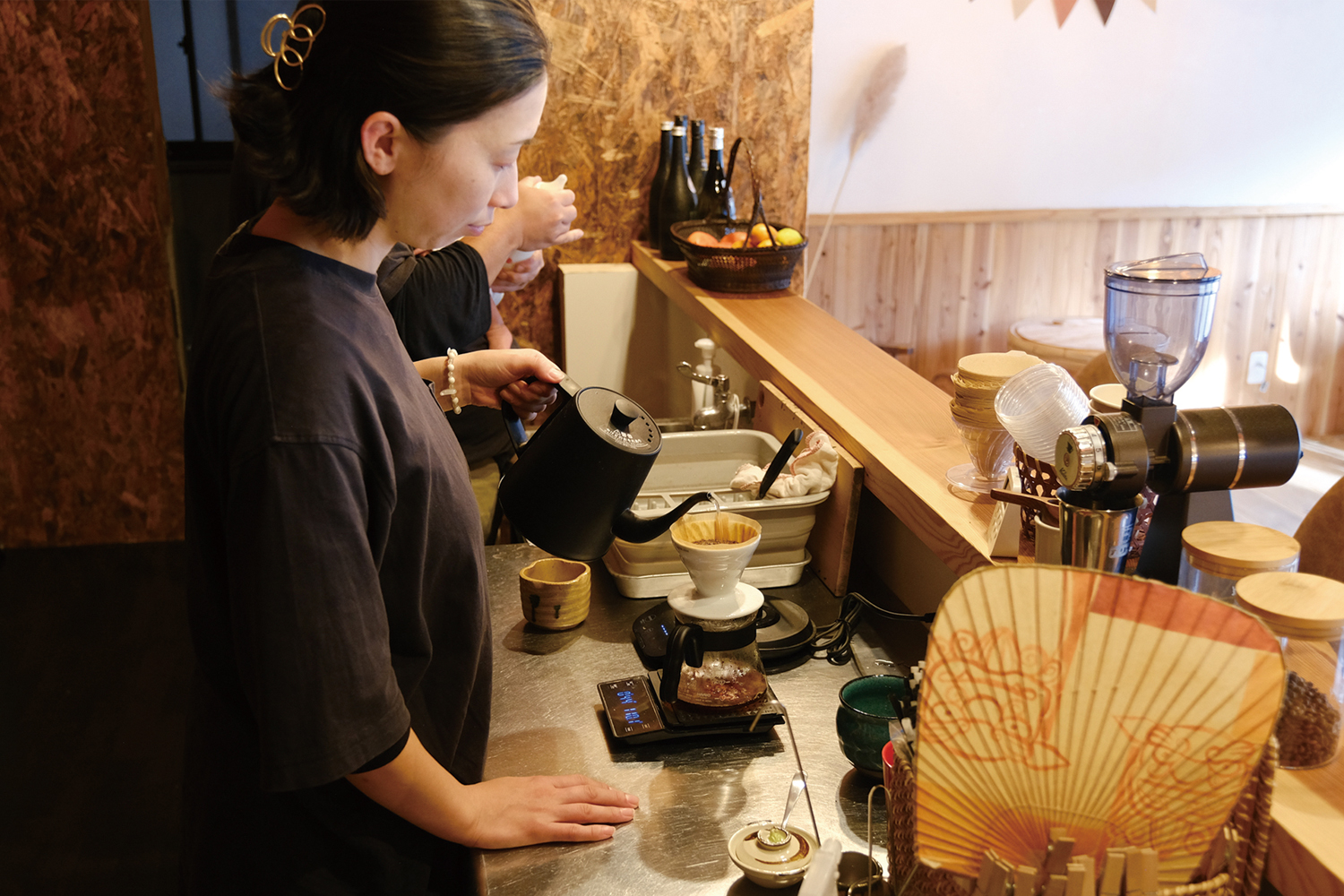 コーヒーを入れている米須さん