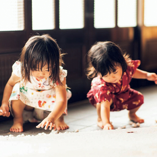 玄関で遊ぶ幼児二人