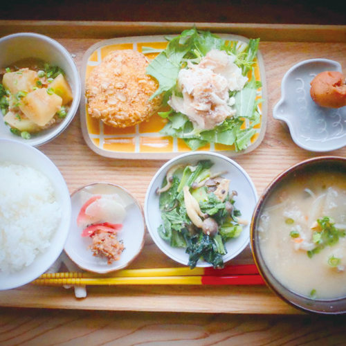 米須さんが作っている沖縄料理の定食。
