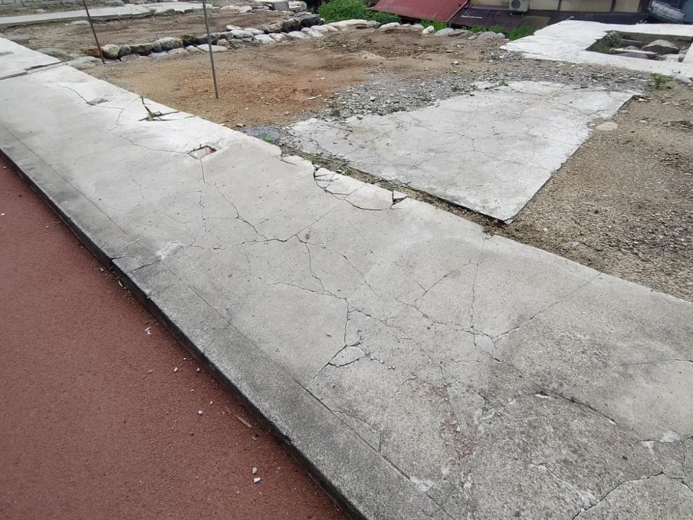 土地の周囲がコンクリートで囲われている。片側の区画の写真