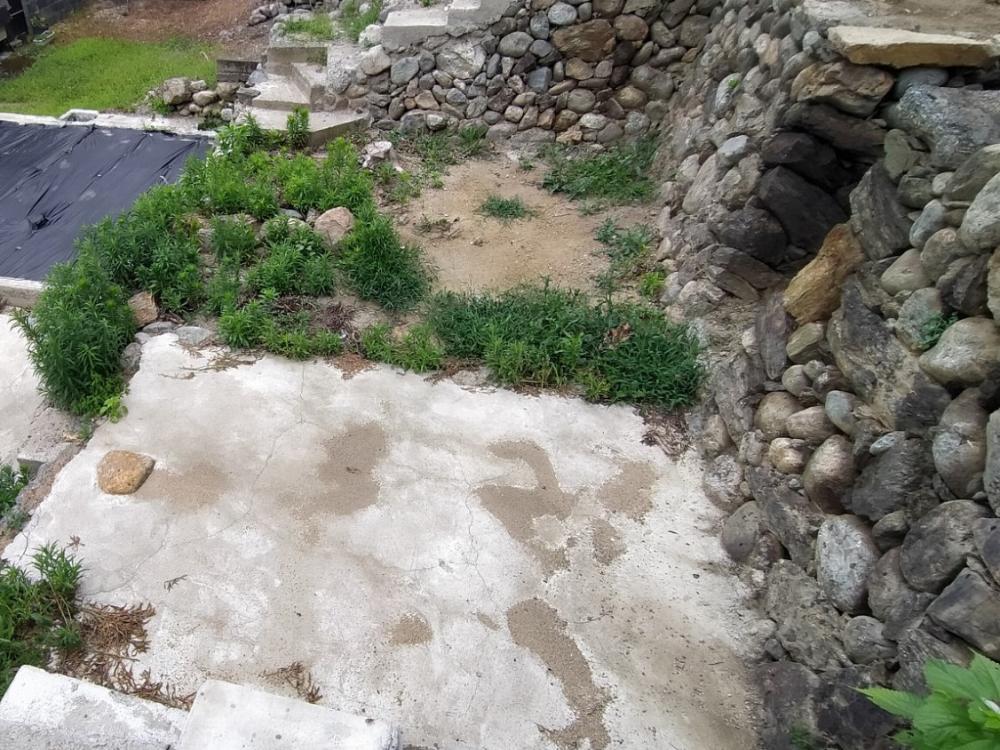 石垣の下に広がる土地の写真