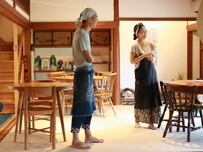 吉野にある食事処「一路」の夫婦が笑顔で立っている。