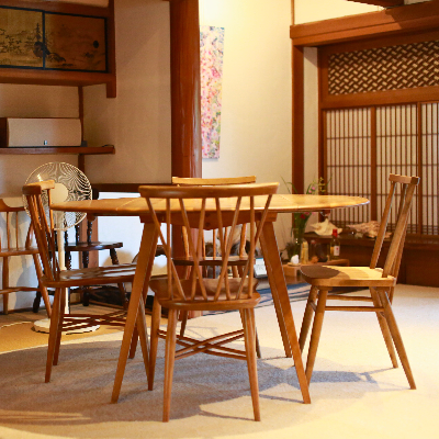 吉野町にある飲食店「一路」。アンティーク家具（椅子や机）が並んでいる。