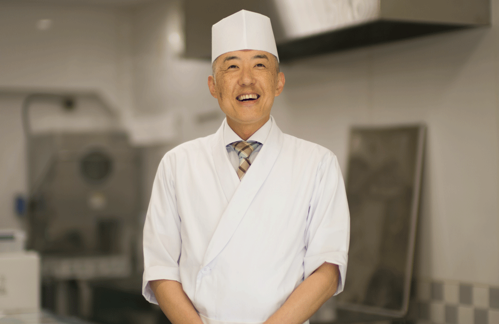 中井春風堂のご主人が笑顔で写っている