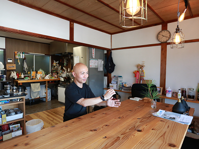 吉野でゲストハウスを運営している小野さん。インタビューに答えている。