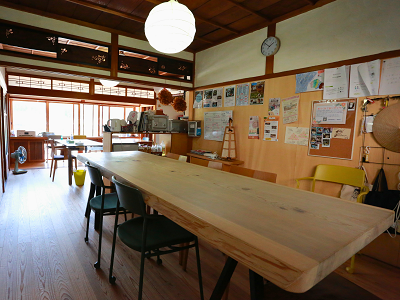 吉野町上市にある三奇楼の室内の様子。広人とした机と椅子が置いてあり、打ち合わせができる環境。
