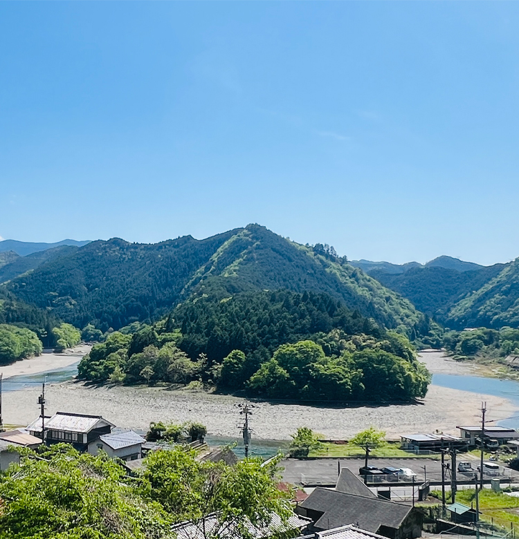 新緑の時期に撮影された国栖地区の写真