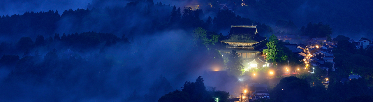 幻想的な金峯山寺の写真