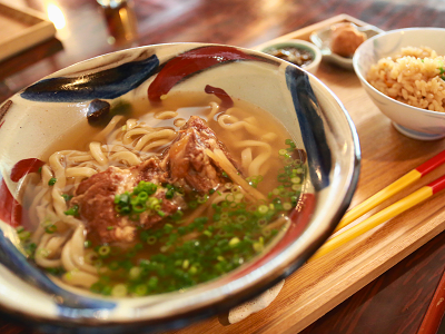 吉野町にある飲食店「つばめ堂」の料理「そうきそば」。このお店では沖縄料理を中心に提供している。