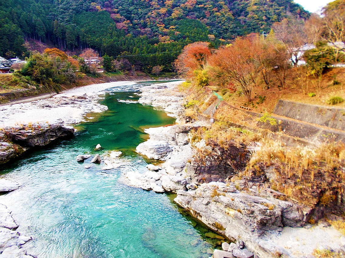 駐車場傍の橋付近より俯瞰で撮影された、吉野川の風景写真