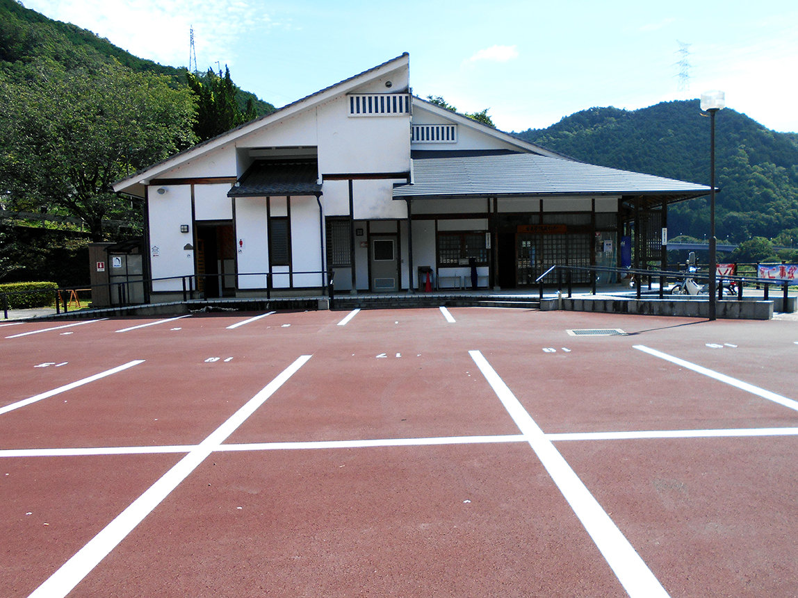 南東側より撮影された、宮滝河川交流センターの建物外観の写真