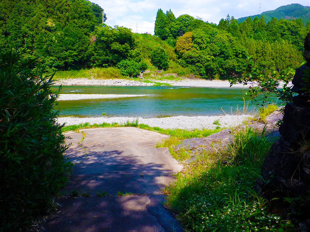 吉野川西岸より撮影された、御園川の家付近の河川敷の風景写真