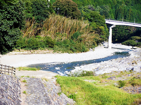 宮滝河川交流センター付近を流れる吉野川の風景写真