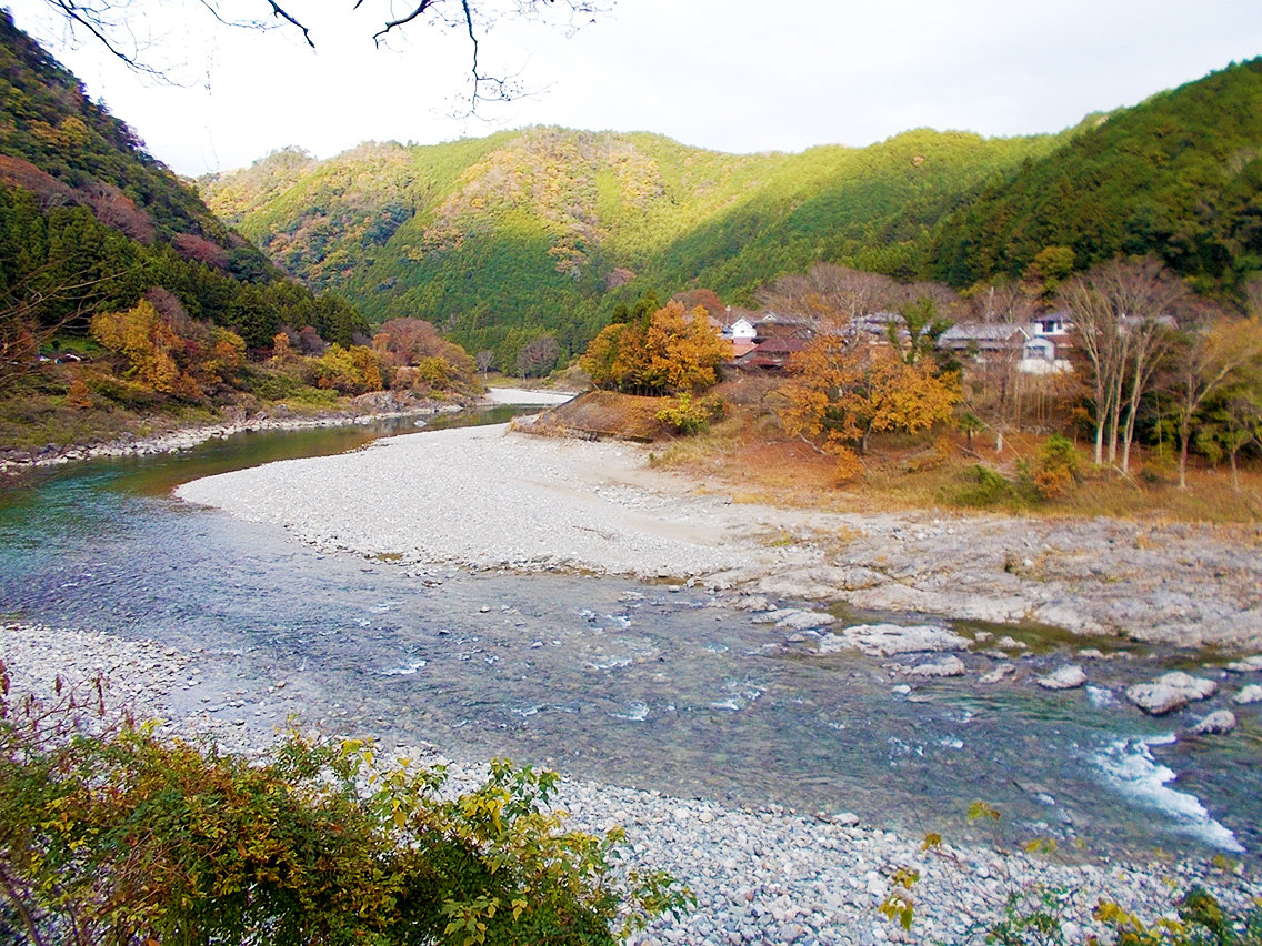 吉野川南岸より撮影された、竹谷駐車場付近の河川敷と吉野町矢治の集落の遠景写真