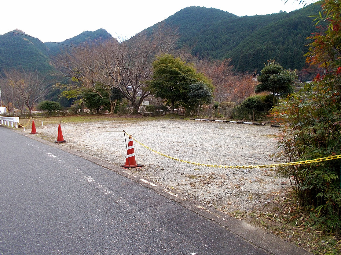 北側より撮影された、竹谷駐車場の全景写真