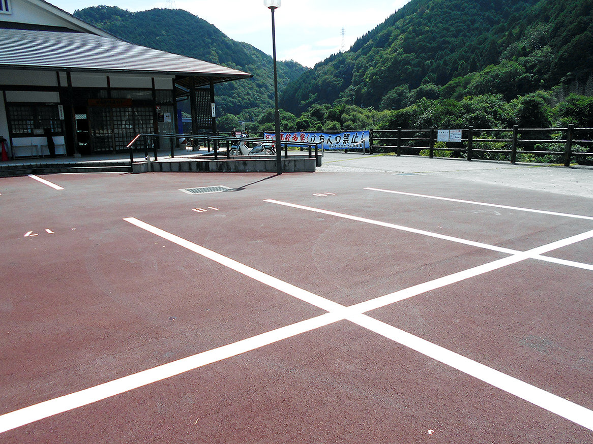 宮滝河川交流センターに隣接した駐車場の風景写真