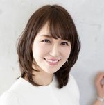 白い服を着た石田 紗英子さんの写真