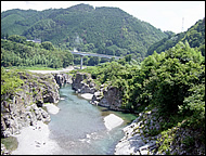 山と山の間に川が流れている写真