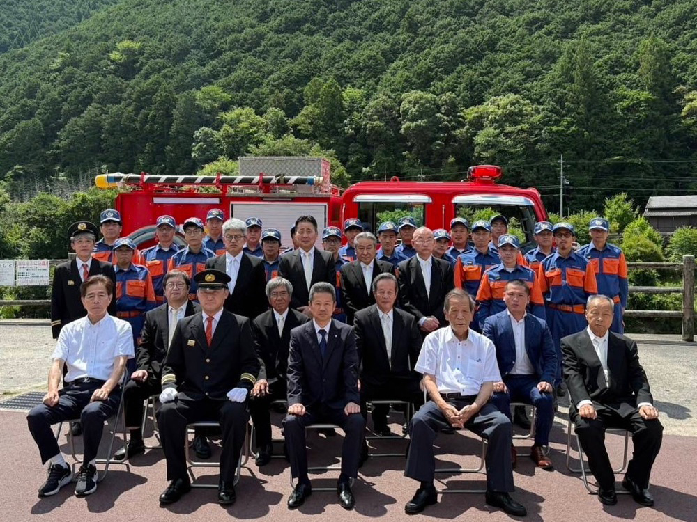 消防ポンプ自動車入魂式（中荘地区）集合写真。