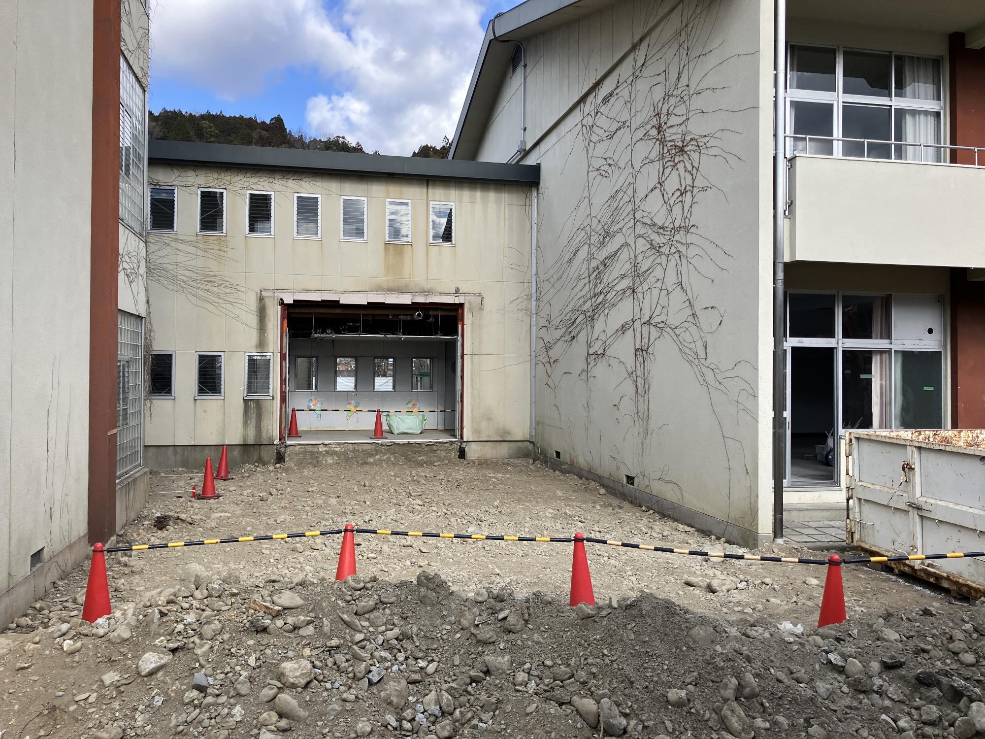 生徒玄関棟解体