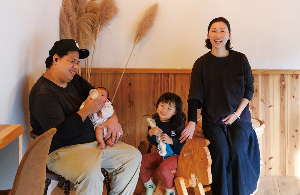 米須さん一家4人が笑顔で写る写真。左から父親、生まれたばかりの子ども、幼児、母親。