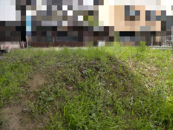 周囲には民家が並んでいる土地の写真