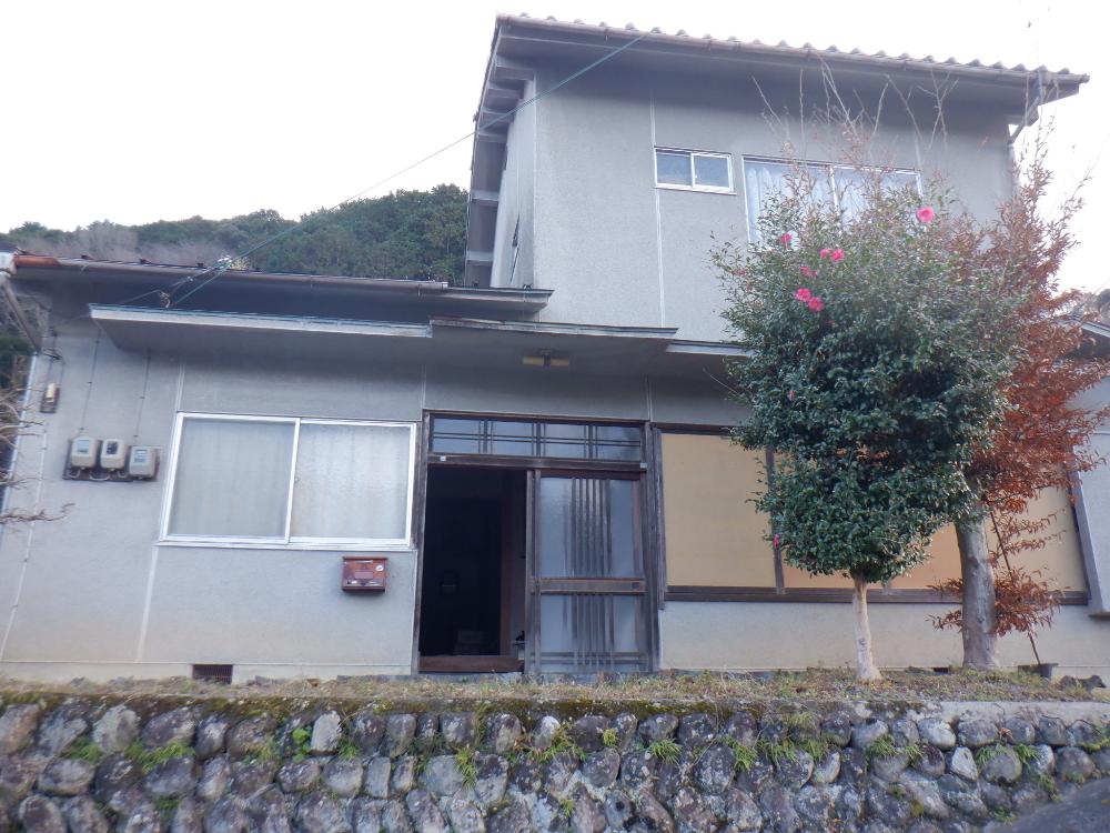 外観はねずみ色の壁で石垣の上に建っている