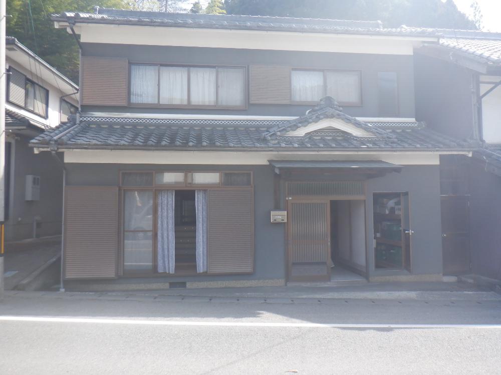 外観は濃いねずみ色の壁で引き戸の玄関の横に縁側がある