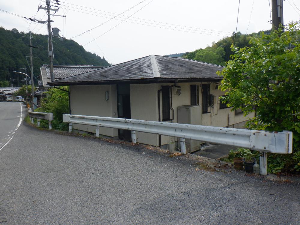 国道沿いにある木造・RC構造の家