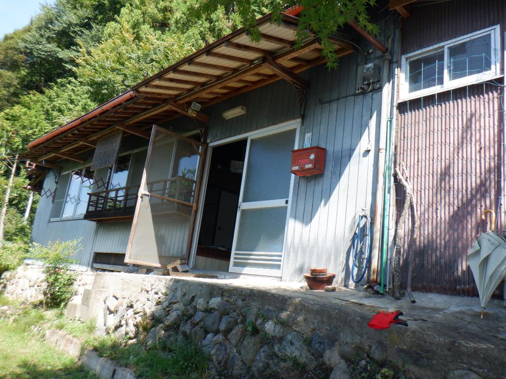 木造２階建て、トタン張りの家