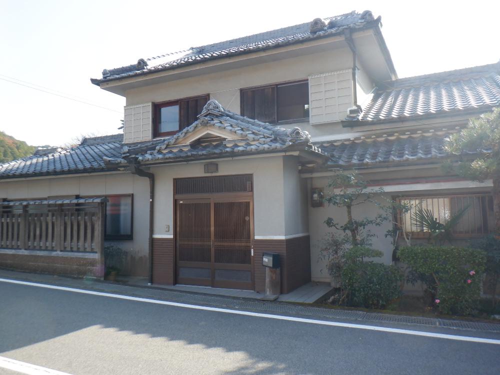 木造２階建てで、吉野建てになった物置がある