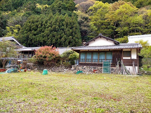 石垣の上に立つ木造平屋の日本家屋
