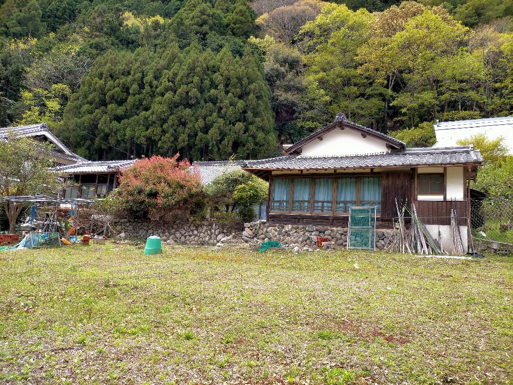 石垣の上に立つ木造平屋の日本家屋