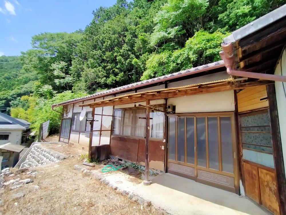 石垣の高台に建つ木造平屋の建物