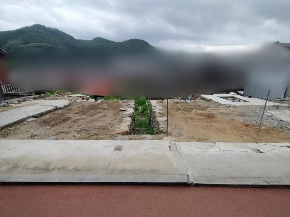 石垣の上に位置し区画の中央が深く切り込むように分割された土地