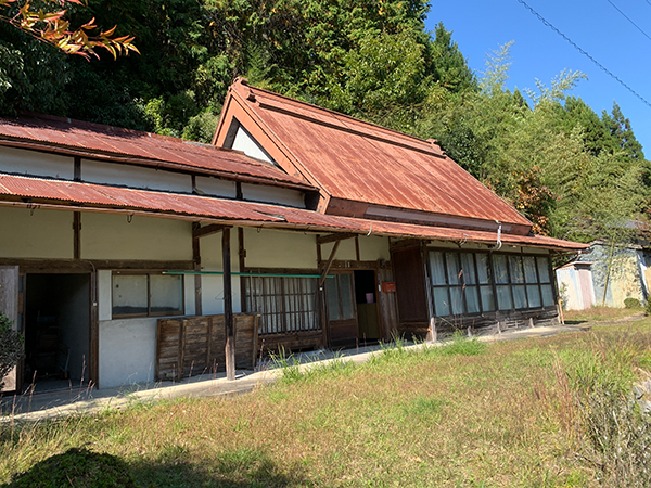 急斜面の赤い屋根、木造平屋の日本家屋